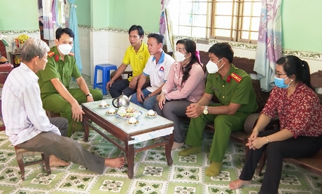 Ngành chức năng thăm hỏi gia đình nạn nhân vụ đuối nước ở TX Bình Minh.