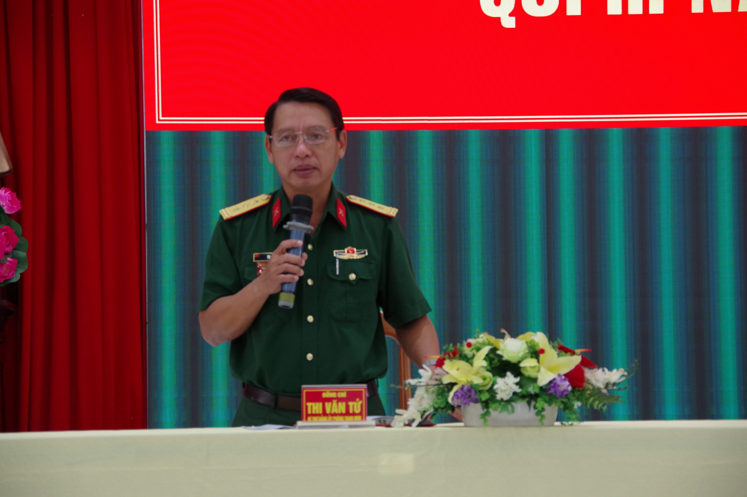 Thượng tá Thi Văn Tứ giải đáp các vấn đề được nêu ra tại buổi đối thoại dân chủ với cán bộ, chiến sĩ, nhân viên Phòng Tham mưu (Bộ Chỉ huy Quân sự tỉnh).
