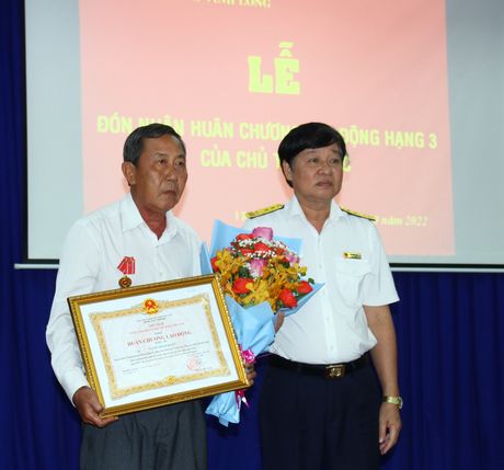 Đại diện lãnh đạo Cục Thuế trao Huân chương Lao động hạng Ba của Chủ tịch nước cho ông Nguyễn Thanh Hoàng – nguyên Phó trưởng Phòng Kiểm tra thuế.
