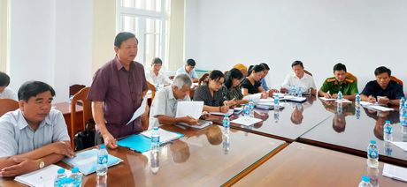 Đoàn giám sát làm việc tại huyện Long Hồ.