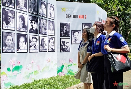 Đông đảo công chúng trẻ tham quan triển lãm tại Thư viện Khoa học Tổng hợp TP Hồ Chí Minh.