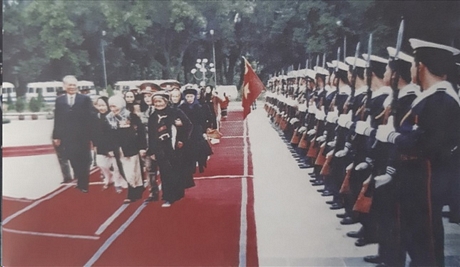 Chủ tịch nước Lê Đức Anh cùng các Bà mẹ Việt Nam anh hùng duyệt hàng quân danh dự tại khuôn viên Phủ Chủ tịch.Ảnh: Tư liệu