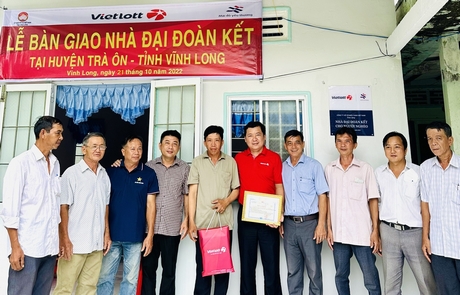 Bàn giao nhà cho gia đình ông Huỳnh Văn Liêm.