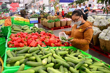 Người dân TP Hồ Chí Minh mua rau, củ, quả tại siêu thị. Ảnh: TTO
