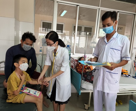 Trẻ em bệnh hô hấp được điều trị tại Khoa Nhi - Trung tâm Y tế Vĩnh Long.
