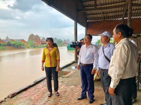 Ban Kinh tế Ngân sách HĐND tỉnh cùng các ngành chức năng khảo sát lò gạch tại xã Nhơn Phú.