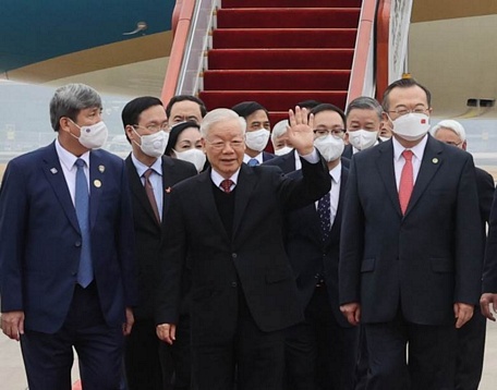 Tổng Bí thư Nguyễn Phú Trọng vẫy chào các đại biểu ra sân bay đón Đoàn.