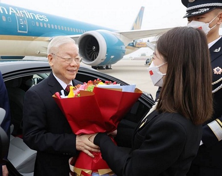  Tổng Bí thư Nguyễn Phú Trọng nhận hoa chào mừng đến Bắc Kinh bắt đầu chuyến thăm chính thức Trung Quốc.