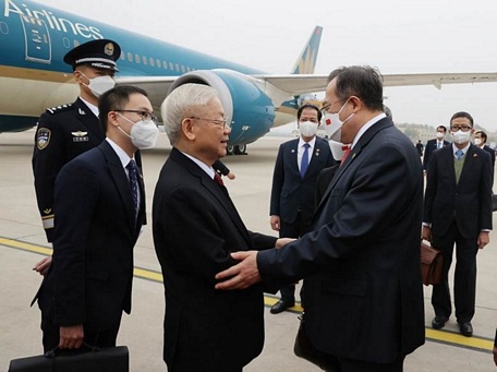  Đồng chí Lưu Kiến Siêu ra tận chân máy bay nhiệt liệt chào mừng Tổng Bí thư Nguyễn Phú Trọng và Đoàn.