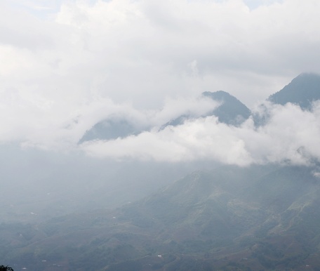 Trên vùng cao với hình ảnh mây trôi trên đỉnh núi quanh lớp sương mờ, tạo cho người miền Tây với cảm giác cảnh nửa thực nửa ảo.