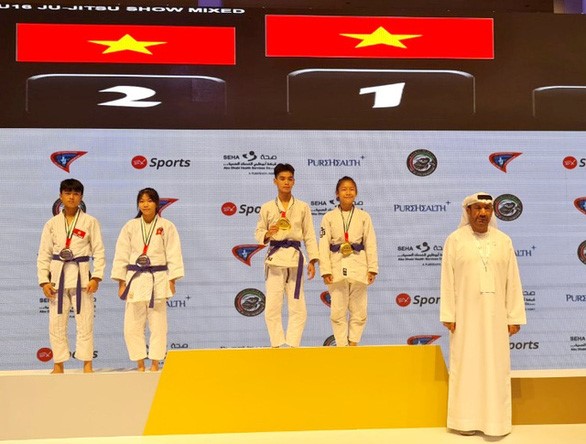Hai cặp đôi đội tuyển Jujitsu Việt Nam giành huy chương vàng, huy chương bạc tại Giải vô địch jujitsu thế giới ngày 29/10 - Ảnh: XUÂN THÀNH
