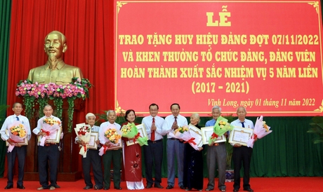 Lãnh đạo tỉnh trao Huy hiệu Đảng cho các đồng chí cao niên tuổi đảng.