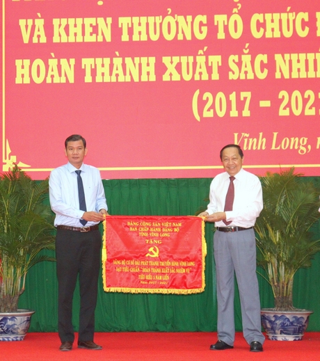 Lãnh đạo tỉnh tặng cờ cho Đảng ủy Đài Phát thanh- Truyền hình Vĩnh Long hoàn thành xuất sắc nhiệm vụ 5 năm liền (2017 - 2021).