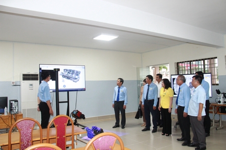 Thứ trưởng Bộ Lao động - TB - XH Nguyễn Thị Hà tham quan cơ sở vật chất Trường ĐH Sư phạm kỹ thuật Vĩnh Long.