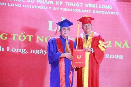 Lãnh đạo nhà trường trao bằng tốt nghiệp cho tân thạc sĩ.