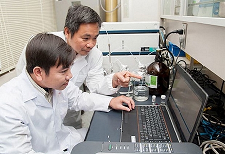 GS.TS Trần Đăng Xuân (bên phải) và nghiên cứu viên tại phòng thí nghiệm sinh lý, thực vật và hóa sinh.Nguồn: ĐH Hiroshima