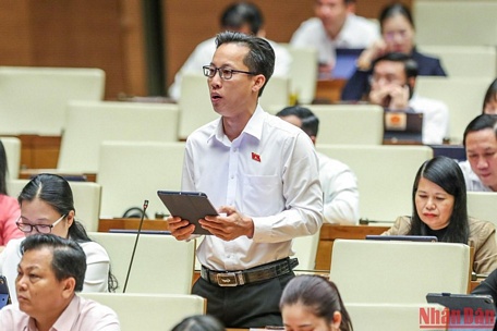 Đại biểu Trịnh Minh Bình (Vĩnh Long) cho ý kiến vào dự thảo Nghị quyết. (Ảnh: DUY LINH)