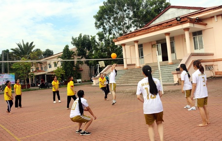 Bóng chuyền hơi nữ dành cho sinh viên với 11 đội thi đấu.