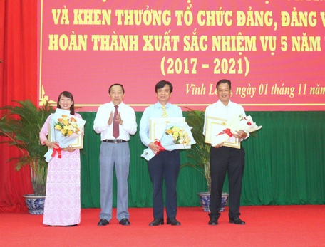 Bí thư Đảng ủy Kho bạc Nhà nước Vĩnh Long Mai Đăng Khuê (thứ hai từ phải) nhận Bằng khen của Tỉnh ủy cho tổ chức cơ sở đảng hoàn thành xuất sắc nhiệm vụ 5 năm liền (2017 - 2021).