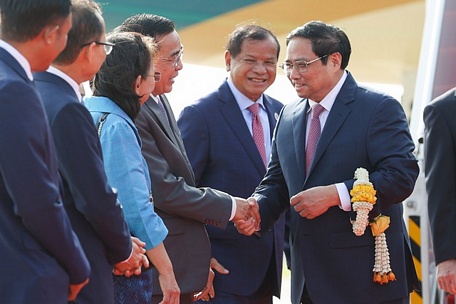  Đại diện Chính phủ Campuchia đón Thủ tướng Phạm Minh Chính tại sân bay quốc tế Phnom Penh - Ảnh: VGP/Nhật Bắc
