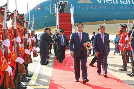  Sân bay Phnom Penh rực rỡ nắng vàng với quốc kỳ Việt Nam và Campuchia - Ảnh: VGP/Nhật Bắc