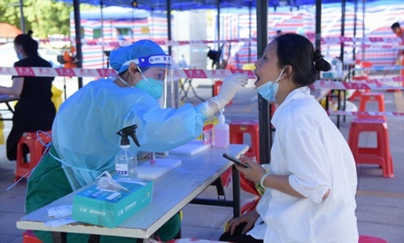  Một người dân xét nghiệm PCR ở tỉnh Quảng Đông, Trung Quốc hồi tháng 9/2022. Ảnh: IC