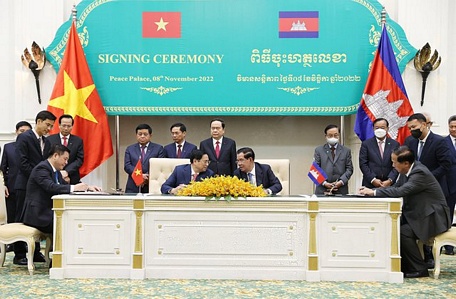  Hai Thủ tướng đã cùng chứng kiến Lễ ký kết các văn kiện giữa hai nước - Ảnh: VGP/Nhật Bắc