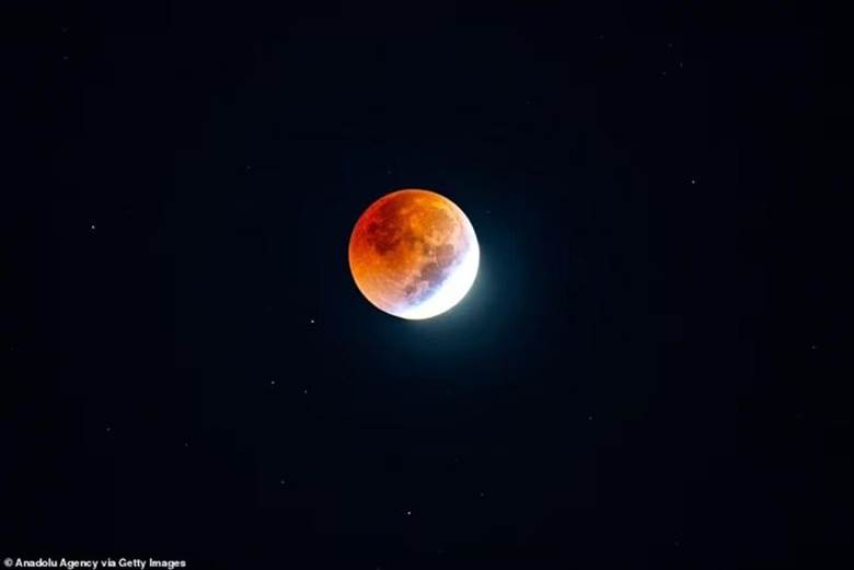 Hình ảnh mặt trăng có 3 màu đỏ, cam và bạc trên bầu trời Massachusetts, Mỹ. Ảnh: Getty