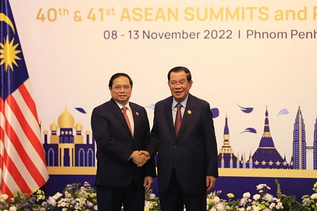 Thủ tướng Vương quốc Campuchia, Chủ tịch ASEAN 2022 Samdech Techo Hun Sen chào đón Thủ tướng Phạm Minh Chính đến tham dự hội nghị - Ảnh: AKP