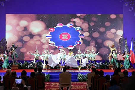 Chương trình văn nghệ chào mừng lễ khai mạc Hội nghị cấp cao ASEAN - Ảnh: DƯƠNG GIANG