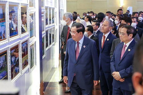 Thủ tướng Hun Sen giới thiệu triển lãm 
