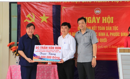 Phó Chủ nhiệm Thường trực Ủy ban Kiểm tra Trung ương Đảng - Trần Văn Rón trao 100 triệu đồng tặng quà cho hộ nghèo, cận nghèo, gia đình chính sách.