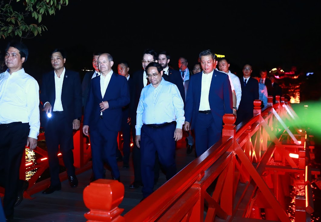 Thủ tướng Đức Olaf Scholz cùng Thủ tướng Phạm Minh Chính rời khỏi đền Ngọc Sơn và tham gia tiệc chiêu đãi chính thức tại trụ sở Chính phủ - Ảnh: VGP/Nhật Bắc