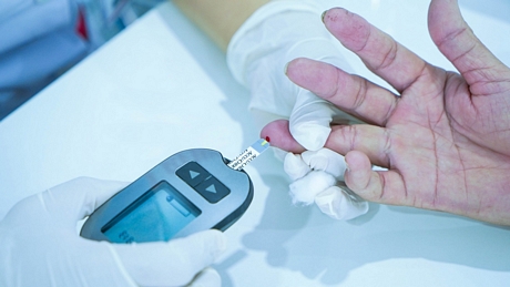 Các bác sĩ khuyến cáo thường xuyên đi kiểm tra đường huyết tối thiểu 6 tháng/lần, tránh biến chứng nguy hiểm.