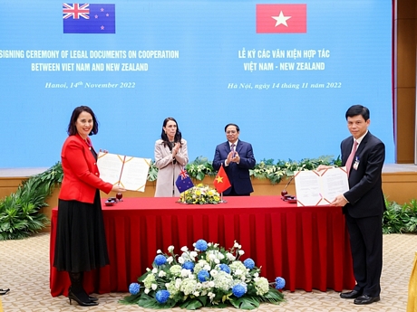 Thủ tướng Phạm Minh Chính và Thủ tướng New Zealand Jacinda Ardern chứng kiến lễ ký Thỏa thuận hợp tác giáo dục giữa Bộ Giao thông vận tải Việt Nam và Bộ Giao thông vận tải New Zealand về hợp tác hàng không dân dụng - Ảnh: VGP/Nhật Bắc