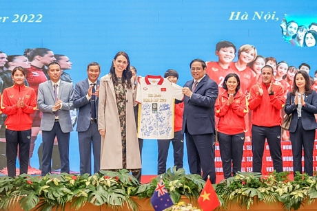 Thủ tướng Phạm Minh Chính trao áo đấu của đội tuyển bóng đá nữ Việt Nam tặng Thủ tướng New Zealand - Ảnh: VGP/Nhật Bắc