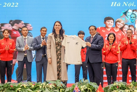 Thủ tướng New Zealand trao áo đấu của đội tuyển bóng đá nữ New Zealand tặng Thủ tướng Phạm Minh Chính - Ảnh: VGP/Nhật Bắc