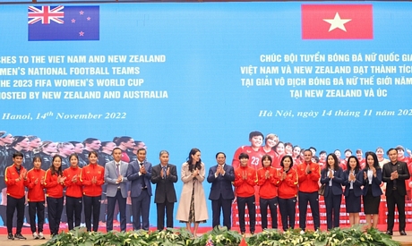 Thủ tướng Phạm Minh Chính, Thủ tướng New Zealand Jacinda Ardern cùng Ban lãnh đạo VFF, ban huấn luyện và các cầu thủ nữ - Ảnh: VGP/Nhật Bắc