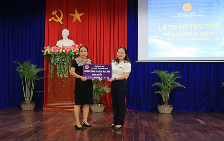 Bà Lê Thị Hồng Lĩnh – Phó Cục trưởng Cục thuế tỉnh trao giải nhất quý II/2022 cho khách hàng.