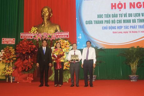 Lãnh đạo tỉnh Vĩnh Long tặng quà lưu niệm của tỉnh cho lãnh đạo TP Hồ Chí Minh.