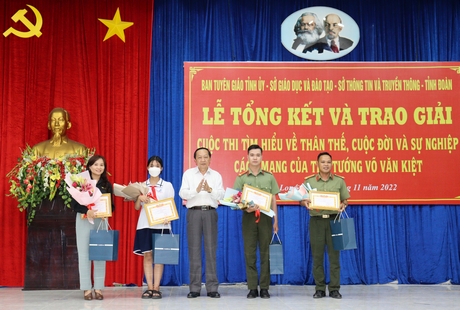 Đồng chí Nguyễn Thành Thế - Phó Bí thư Thường trực Tỉnh ủy trao giải nhất cho các tập thể, cá nhân