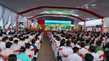Lễ công bố Quyết định của Thủ tướng Chính phủ công nhận huyện Bình Tân đạt chuẩn NTM vào chiều 16/11.