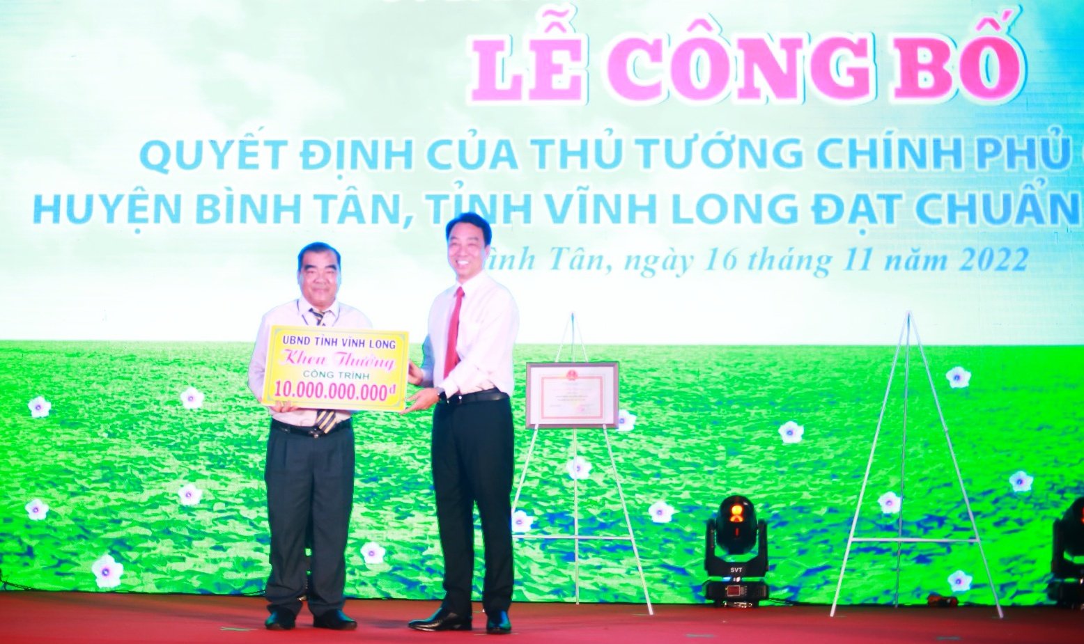 Chủ tịch UBND tỉnh - Lữ Quang Ngời  tặng thưởng công trình phúc lợi xã hội trị giá 10 tỷ đồng cho huyện Bình Tân đạt chuẩn NTM năm 2020 từ nguồn vốn xây dựng cơ bản của tỉnh.