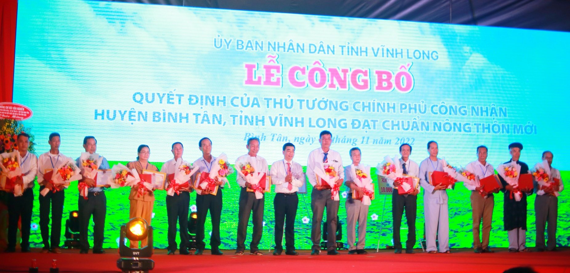Ông Phạm Minh Hoàng - Bí thư Huyện ủy Bình Tân tặng giấy khen cho các tập thể cá nhân có thành tích xuất sắc trong xây dựng NTM giai đoạn 2011 - 2021.