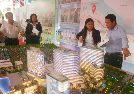 Các đại biểu tham quan các gian hàng xúc tiến du lịch, thương mại của Vĩnh Long và TP Hồ Chí Minh.