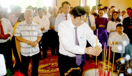 Lãnh đạo tỉnh và thân nhân Thủ tướng Võ Văn Kiệt, dâng hương tại Khu lưu niệm Thủ tướng Võ Văn Kiệt, sáng 17/11.
