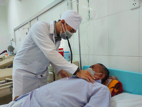 Bệnh nhân COPD đang điều trị tại Bệnh viện Phổi Vĩnh Long.