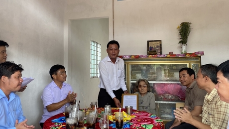 Trao tặng căn nhà tình nghĩa cho bà Trần Thị Bảy hồi tháng 7/2022.