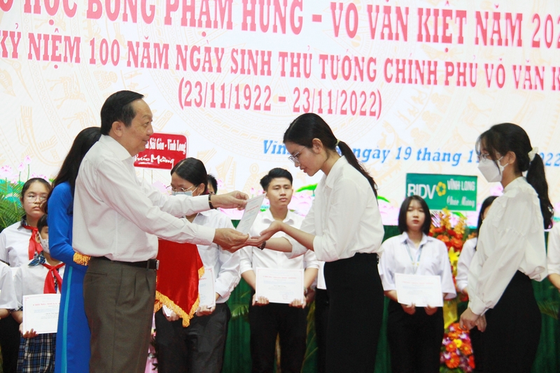 Ông Nguyễn Thành Thế- Phó Bí thư Thường trực Tỉnh ủy trao học bổng khuyến tài cho các em học sinh, sinh viên.