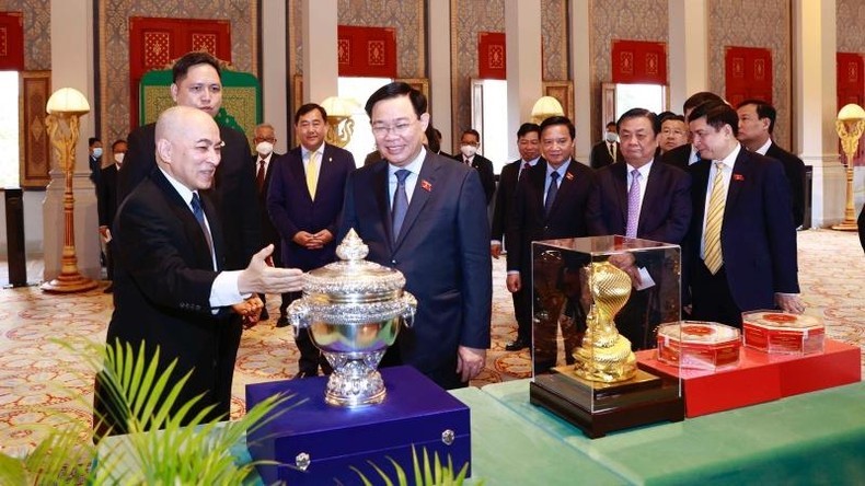 Chủ tịch Quốc hội Vương Đình Huệ và Quốc vương Norodom Sihamoni trao đổi tặng phẩm. (Ảnh: Doãn Tấn/TTXVN)